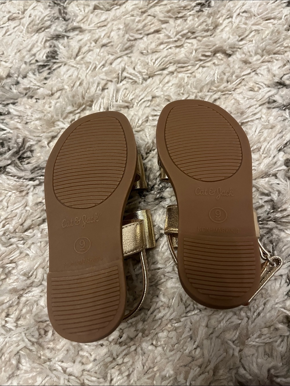 Cat and Jack Toddler size 9 bow sandal. Gold. New. No tags. Never worn. - Picture 2 of 4